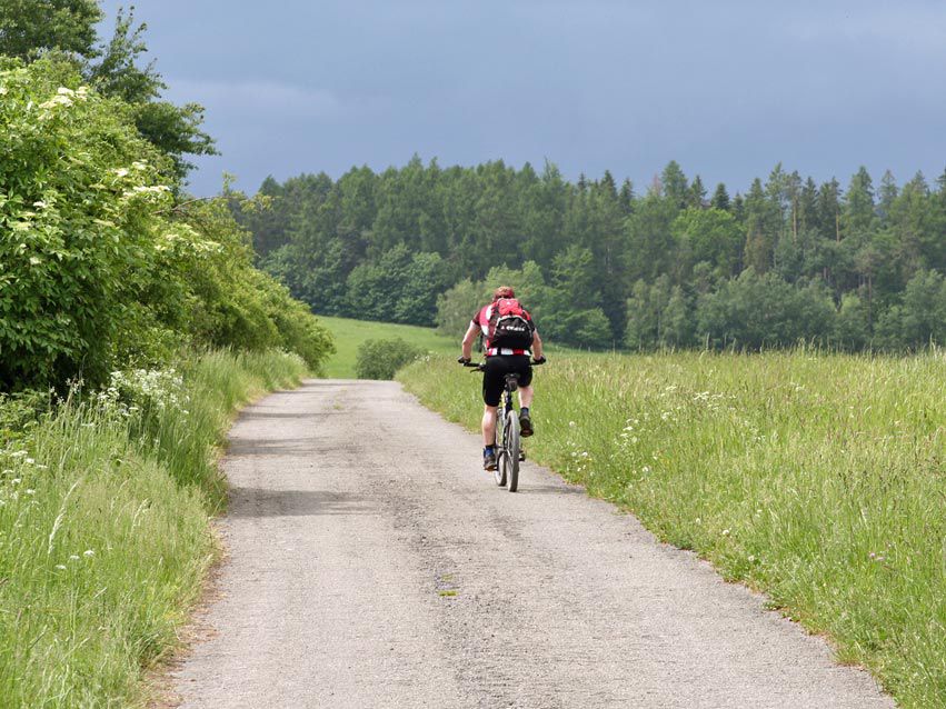 GÓRY OPAWSKIE I LICZNE SZLAKI ZARÓWNO ROWEROWE JAK I DO PIESZEJ WĘDRÓWKI